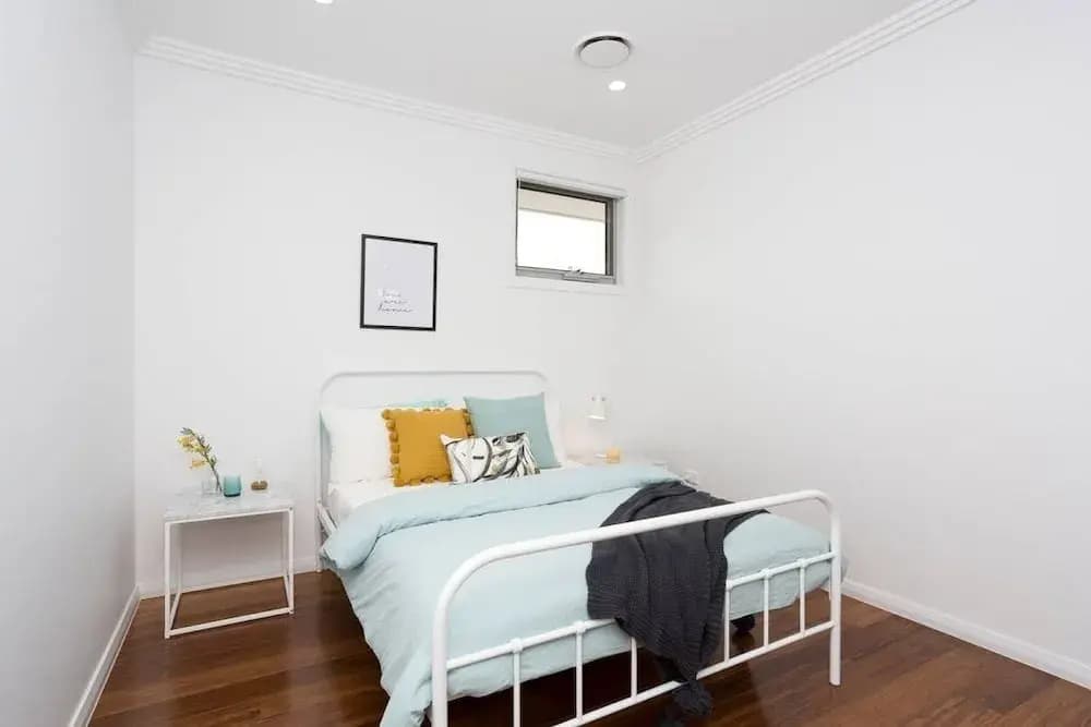 5 Bedroom Sydney Mansion with Parking - photo 5
