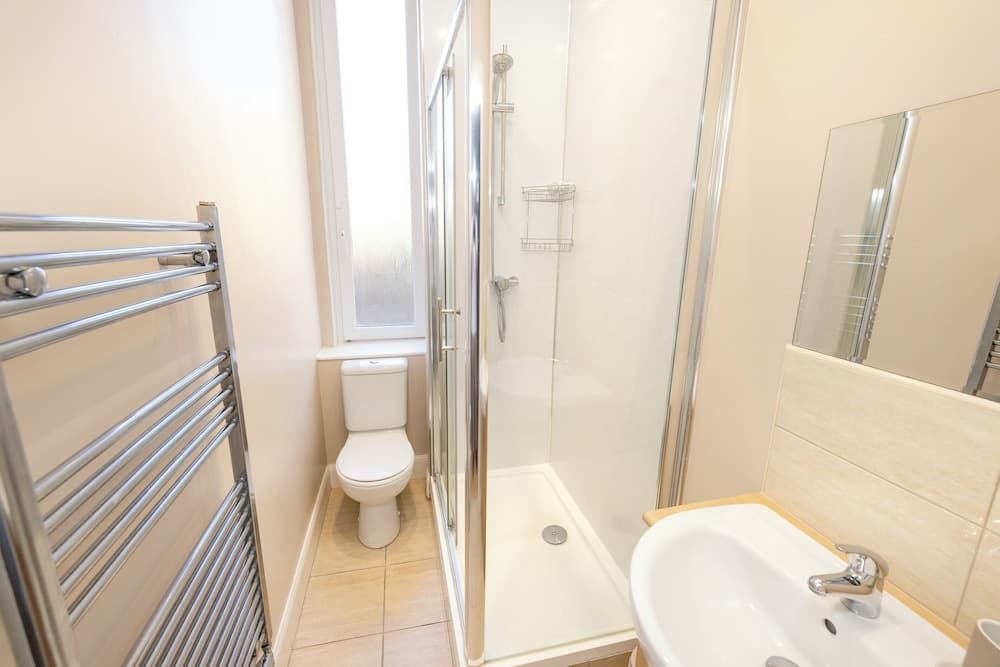 Elegant 2-Bed Flat with Edinburgh Charm - photo 9