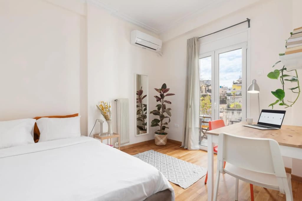 Studio with sunny balcony in Exarcheia - photo 11
