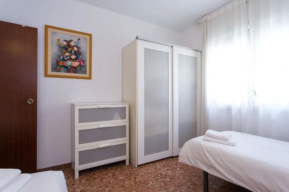 Spacious & Quiet 4 Bedroom Apartment - photo 15