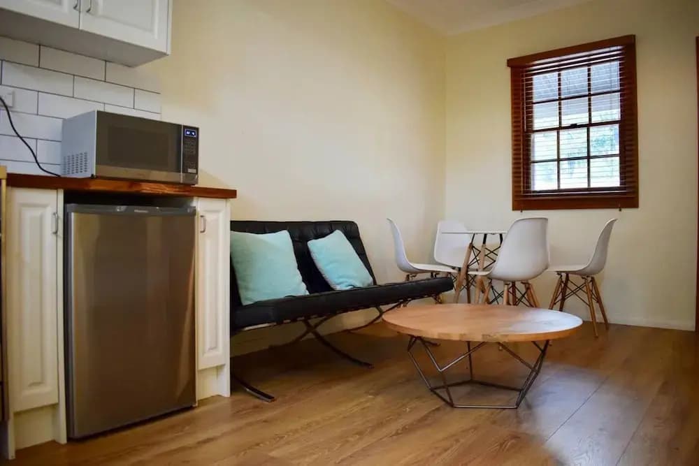 Stylish Cute Cottage in McMahons Point - photo 13