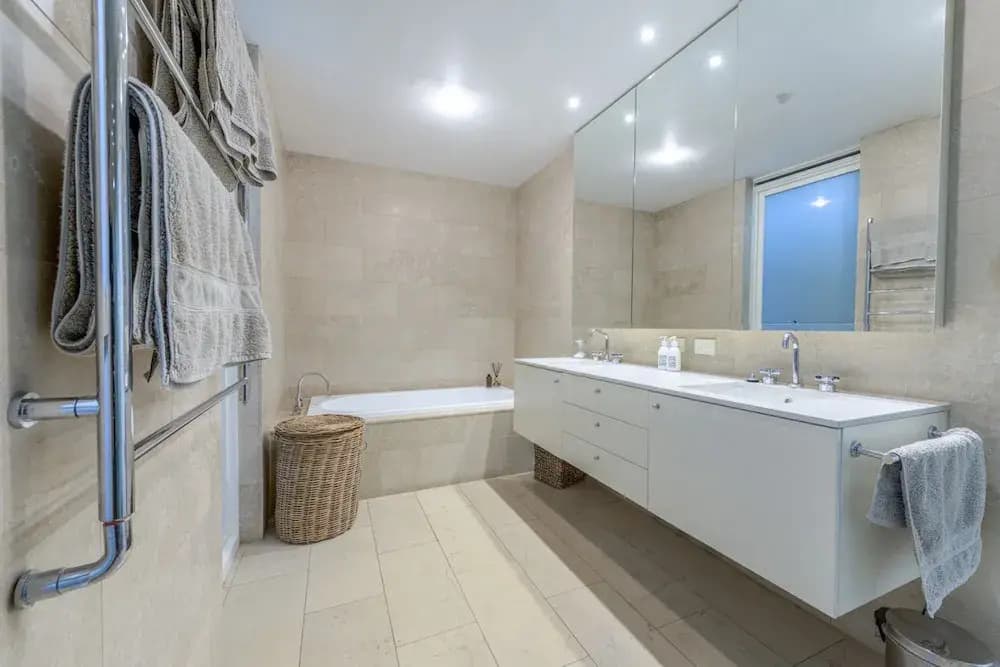 Exquisite 4 Bedroom House with Pool - photo 7