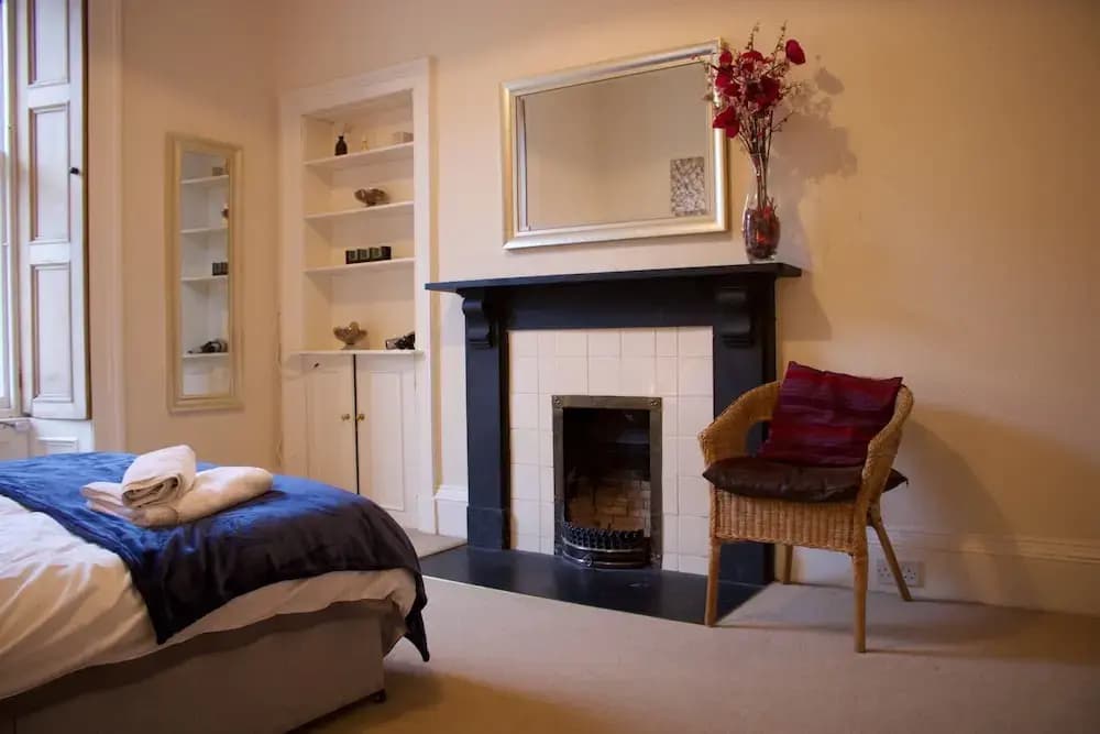 3 Bedroom City Centre Apartment - photo 2
