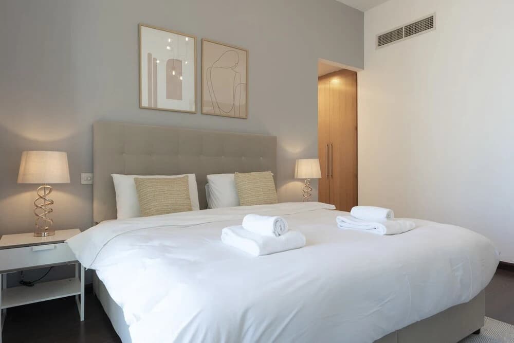 Sleek & Serene Apartment w/ Stunning Marina Views - photo 2