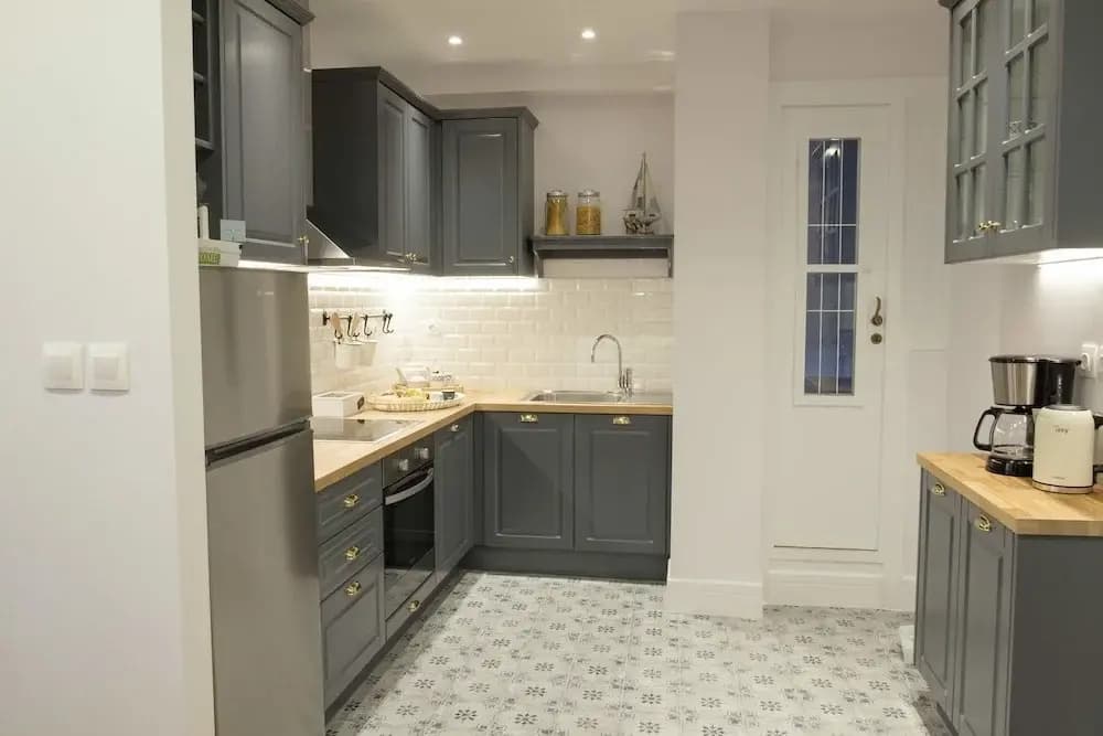 Elegant 2BD Apartment - photo 13