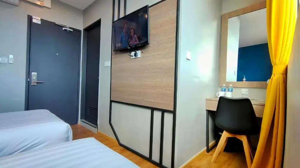 Uptown Hotel - photo 1