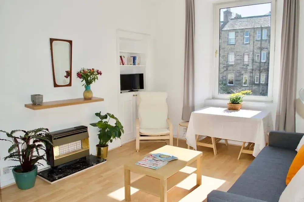 Bright 1 Bedroom Flat Near Leith - photo 2