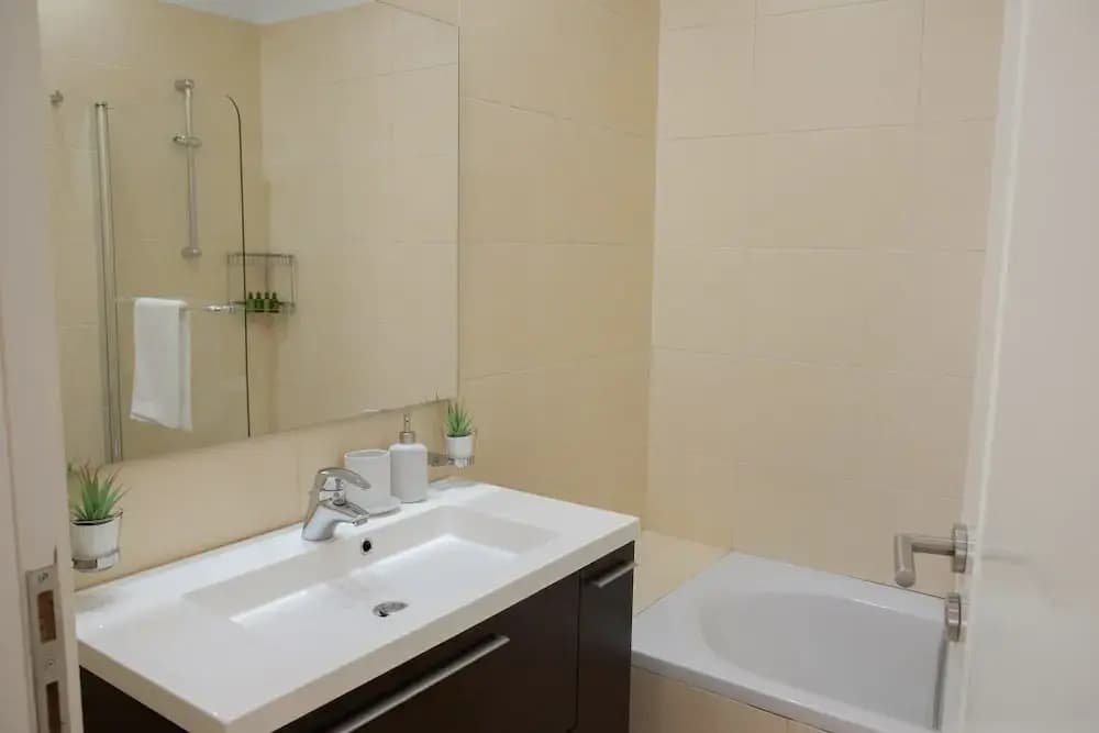Spacious Modern 3BD Apartment - photo 8