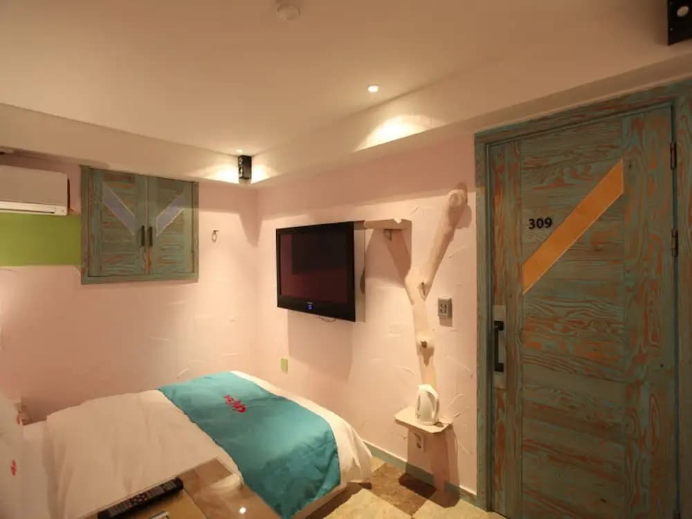 HOTEL April 2nd - photo 5
