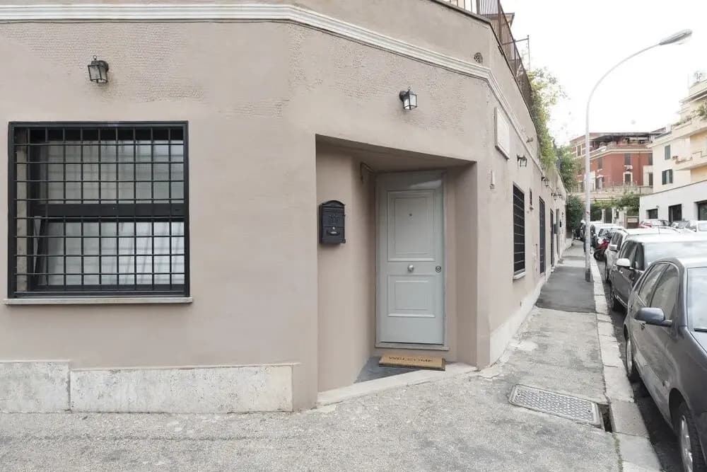 Cosy Modern Studio Flat Close to Metro Piramide - photo 1
