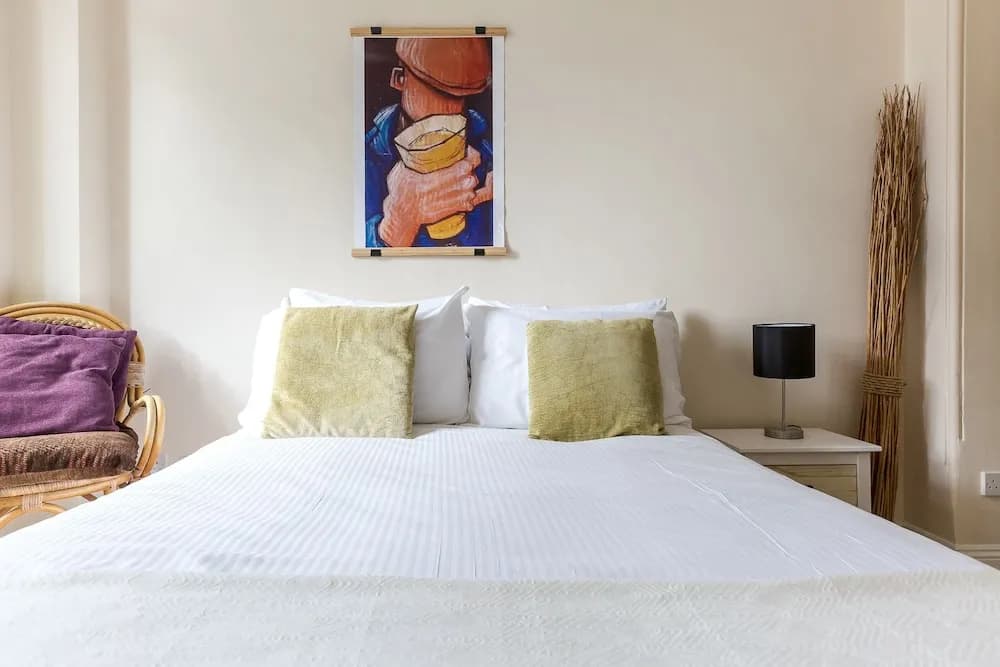 Bright Two BR Period Apartment in Whitechapel - photo 3