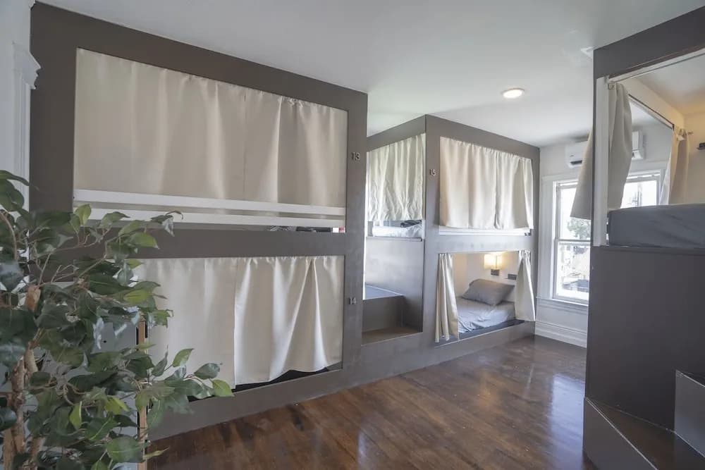 Burlington Hostel - photo 2