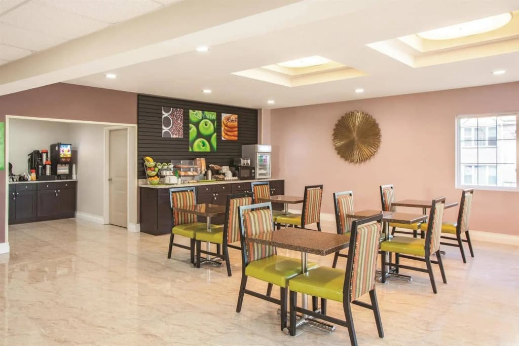 La Quinta Inn & Suites Far Rockaway - JFK Airport - photo 18