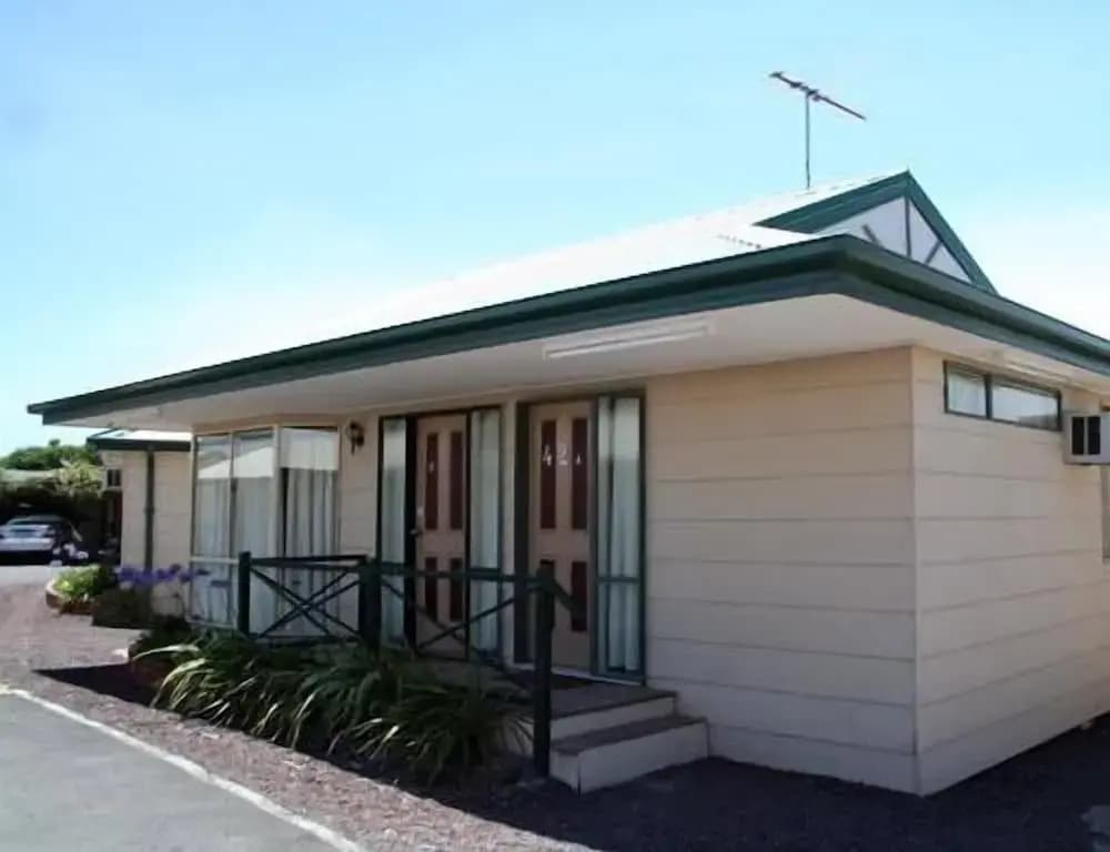 West City Motel - photo 1