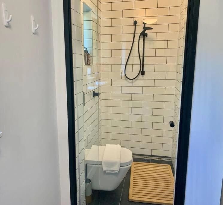 Stylish Private Studio, Close to Beach, WIFI, Parking - photo 4