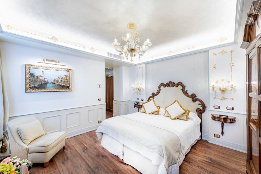 Hotel Monaco & Grand Canal - photo 8