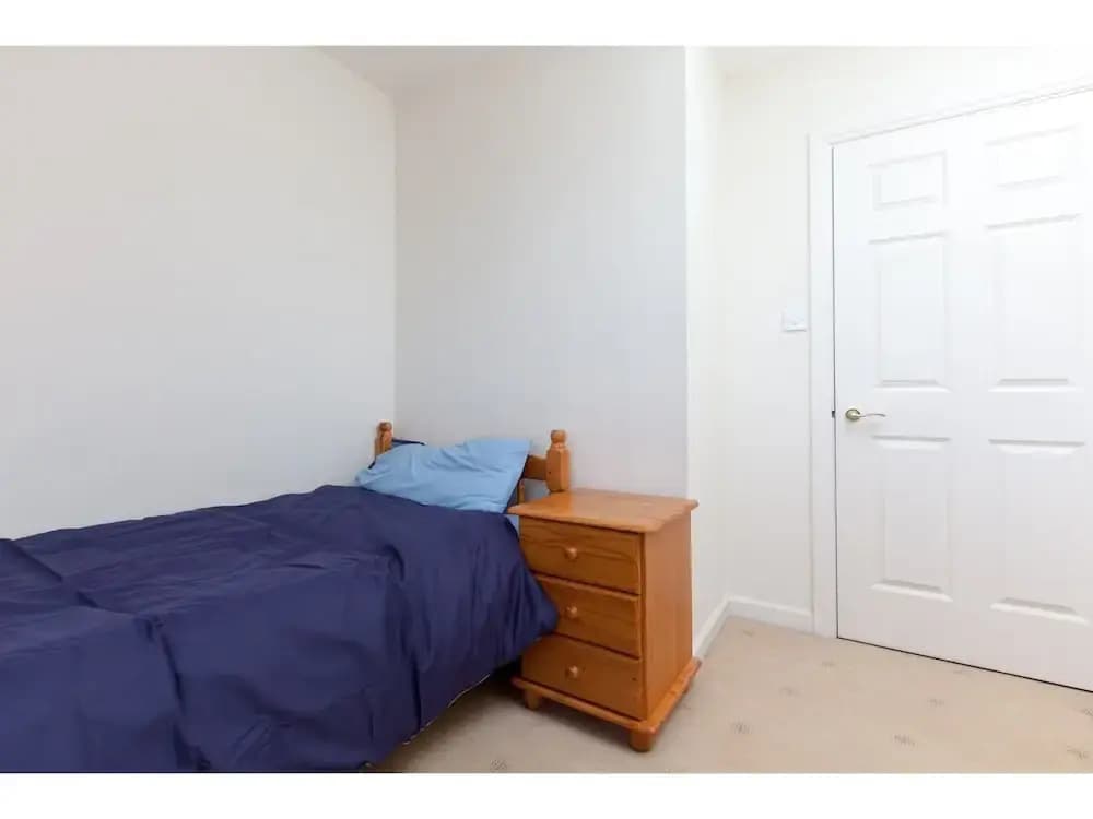 Bright, Modern 2BR Flat for 3 With Parking - photo 2