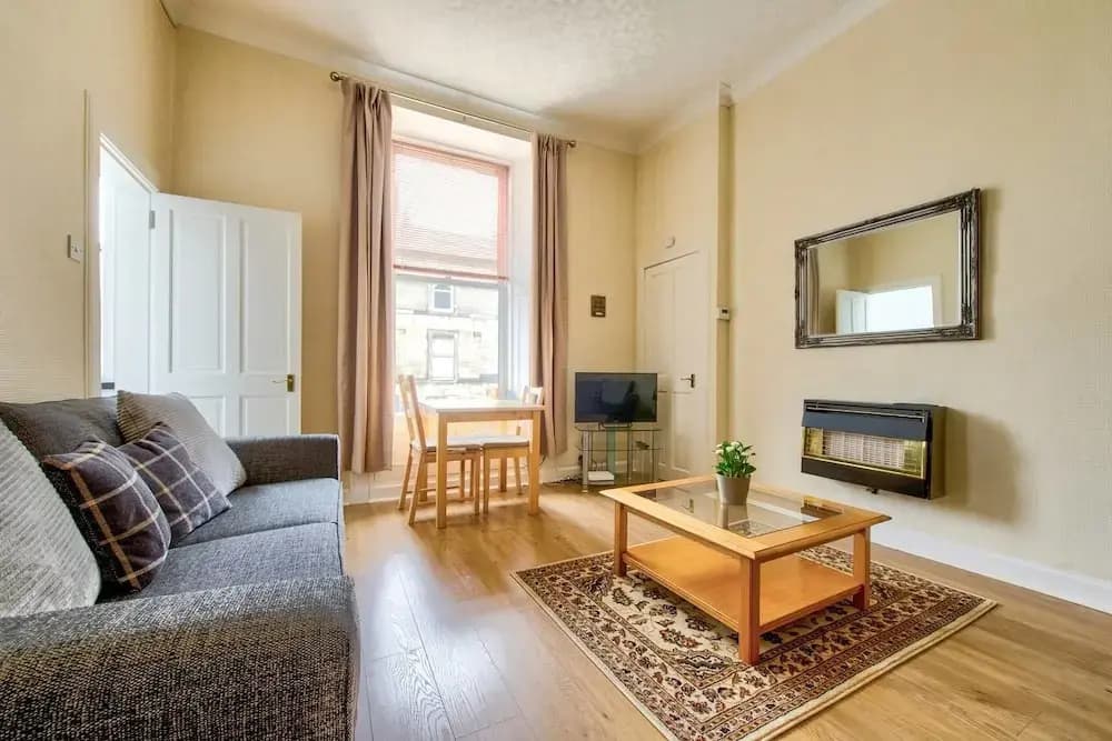 Bright and Airy Apartment in Newington - photo 6