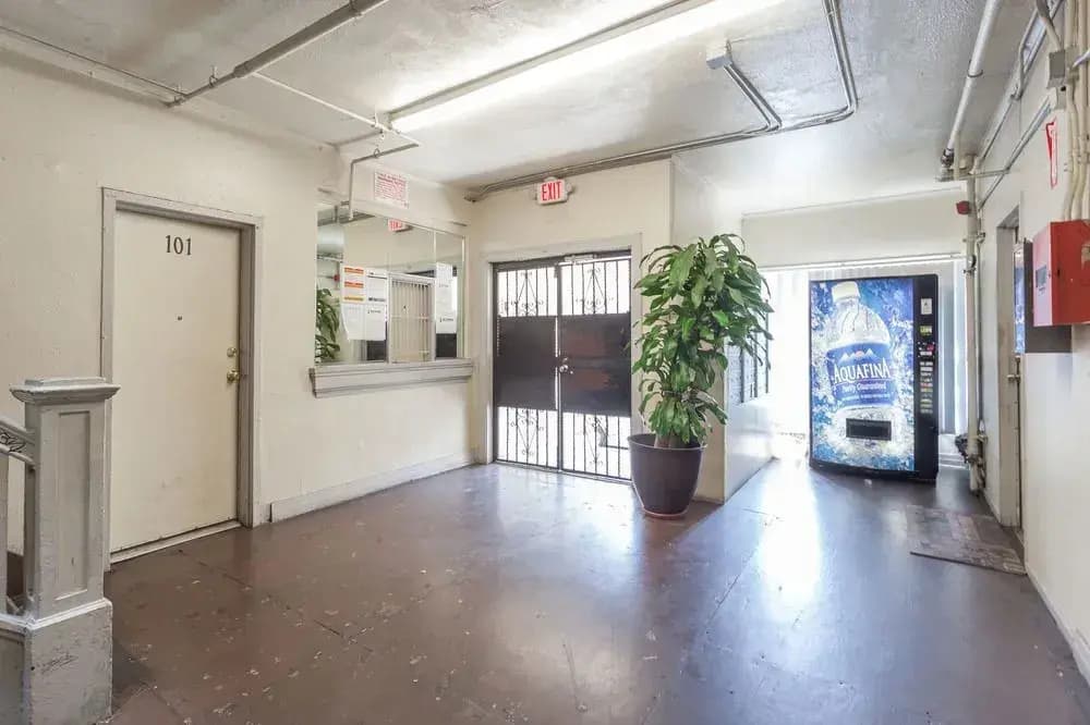 Arthur Emery Hotel - photo 13