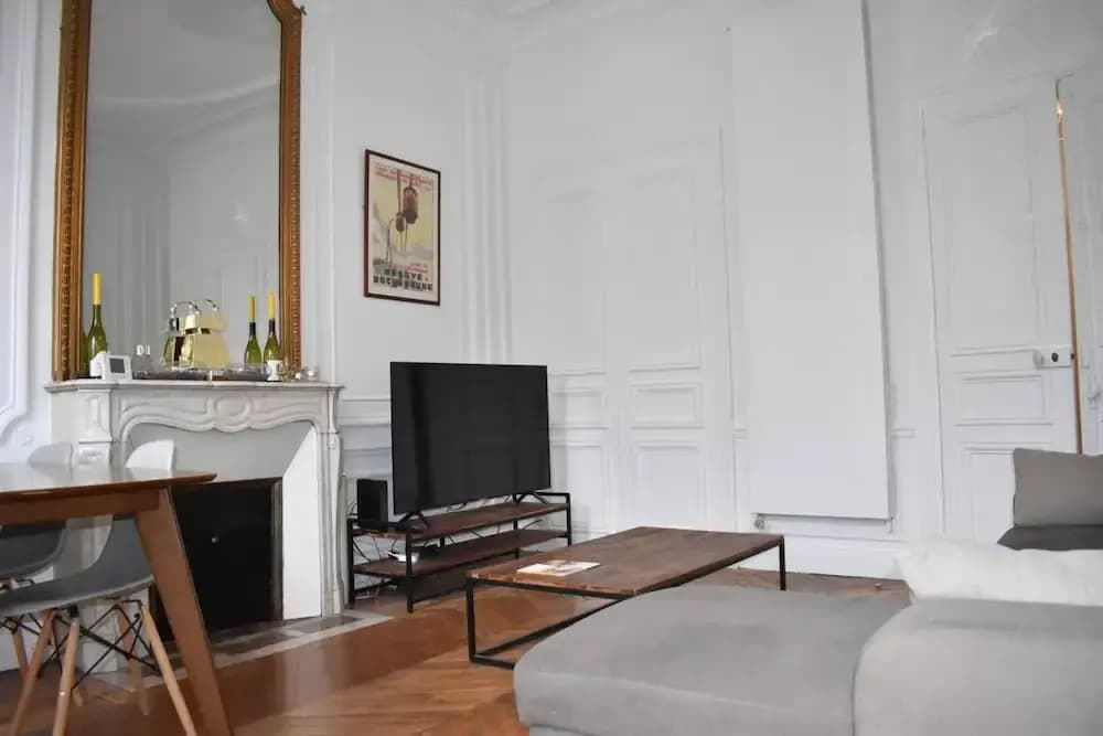 Parisian Apartment In Prime Location - photo 2