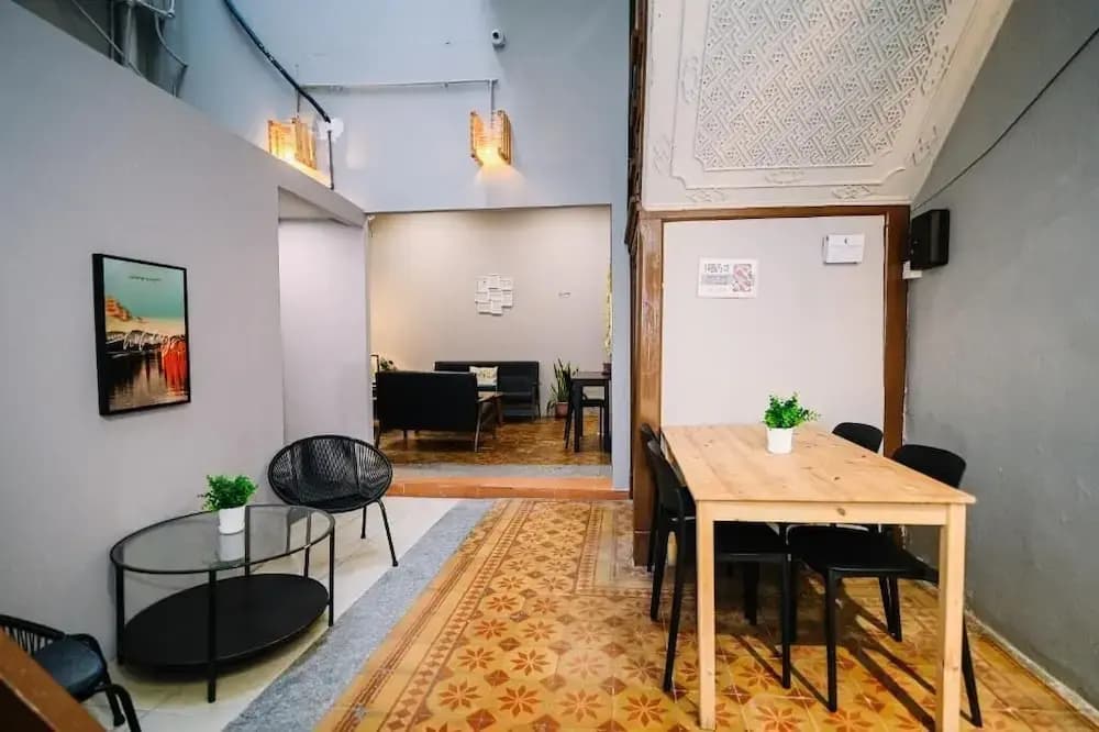 Swing & Pillows at 87 Chulia St - photo 13