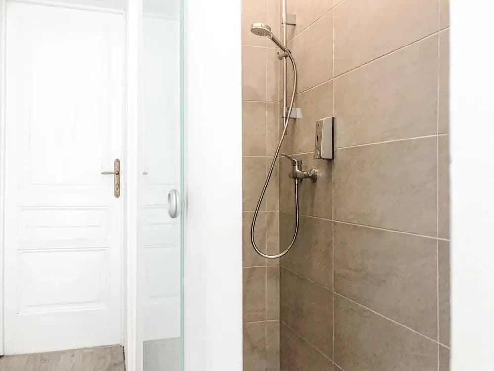 Fabulous 3BR Apt Near AKH For Groups - photo 8