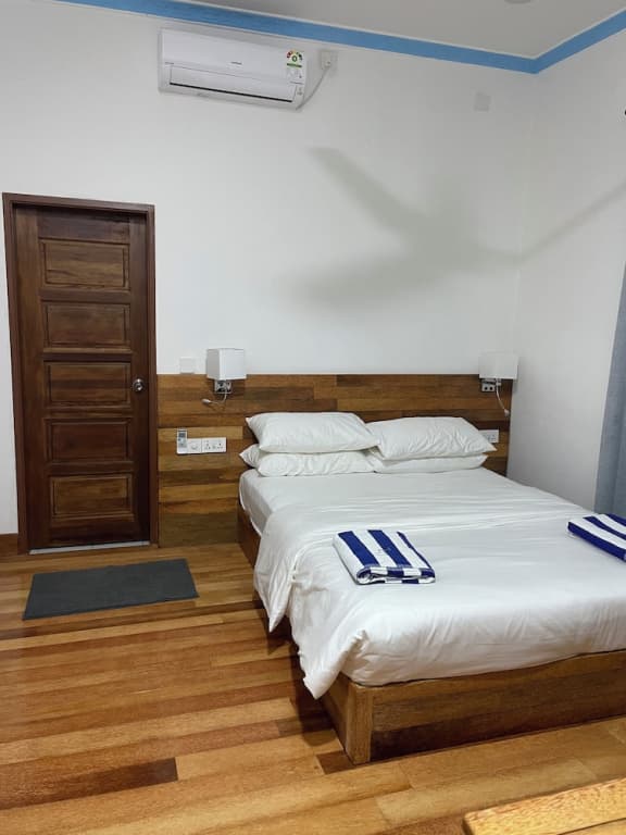 Mandhoo Inn - photo 1
