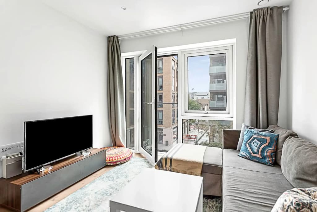 Stylish Flat In Battersea Reach - photo 4