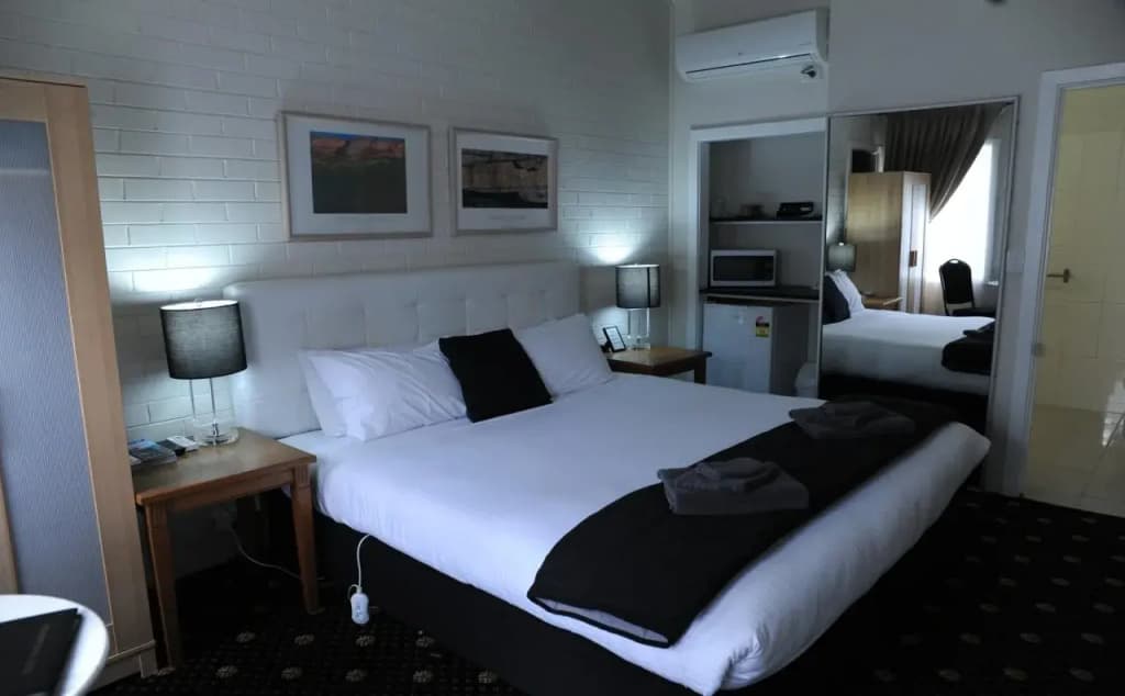 Norwood House Motel & Reception Centre - photo 4