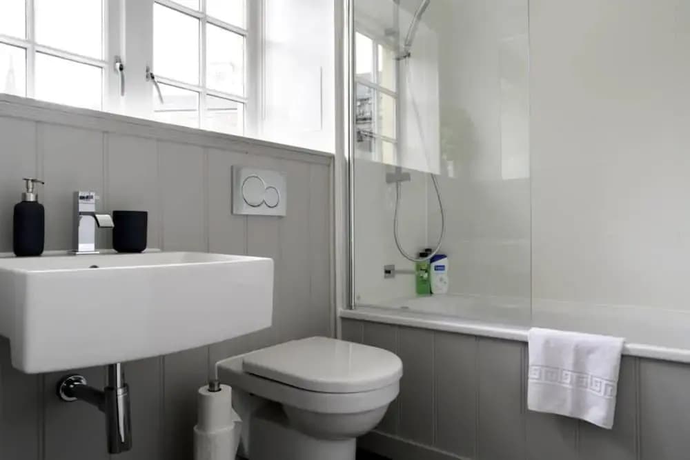 Spacious 2 Bedroom Loft In Converted School - photo 8