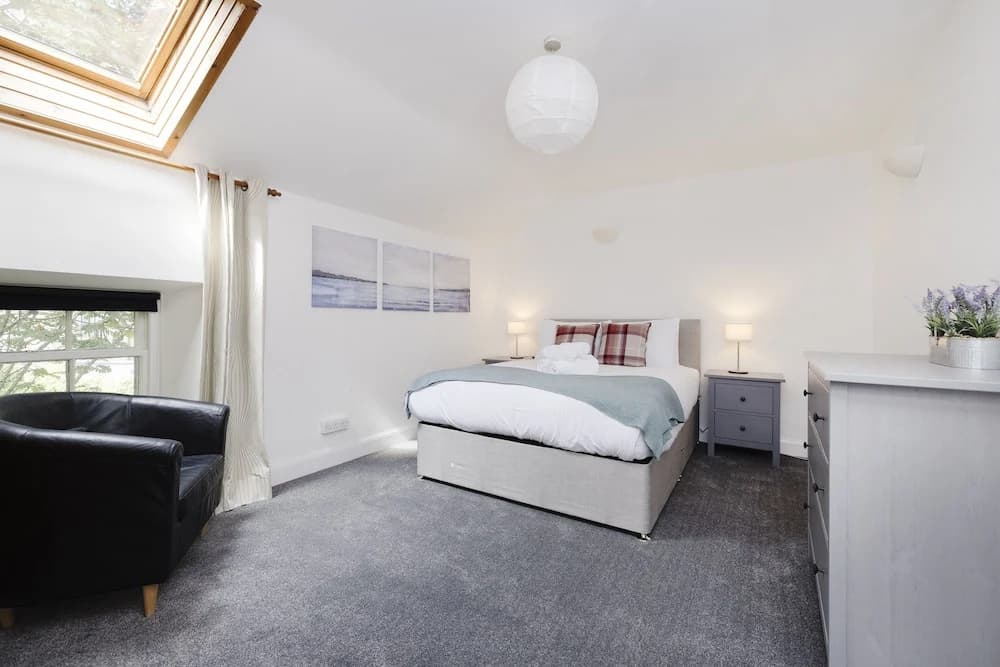 JOIVY Beautiful 2-Br Mews Home, Near Princes Street - photo 2