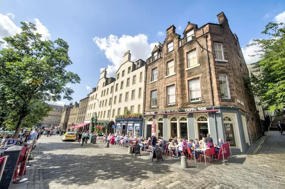 Charming Grassmarket Apartment with Castle View - main photo