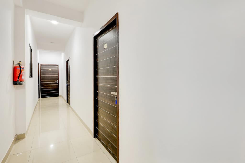 Collection O Sector 7 Dwarka Formerly Aakarshan Residency - photo 6