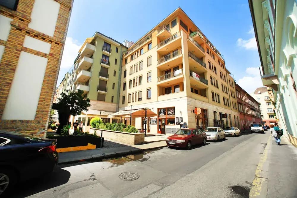 Club 99 Apartments - photo 12