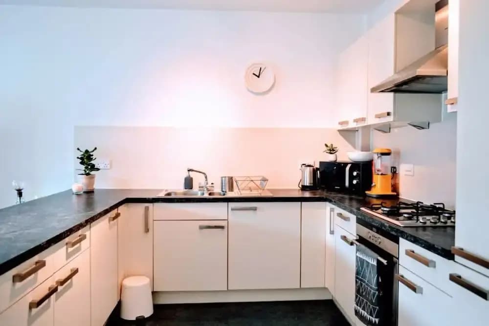2 Bedroom Apartment In City Centre - photo 13