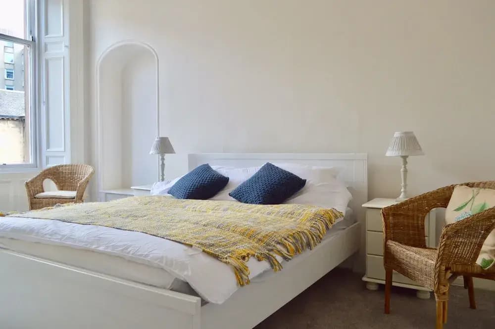 Spacious 3 Bedroom West End Flat - photo 2