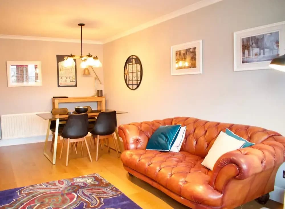 Large 2 Bedroom Flat in Leith With Free Parking - photo 8