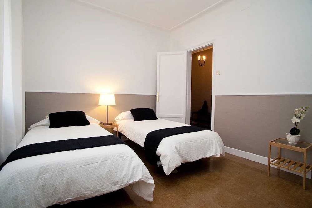 Cute & Spacious Eixample Apartment - photo 2