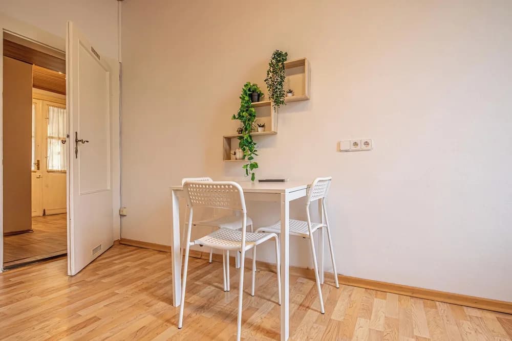 Affordable Apartment Close to Stadthalle - photo 9
