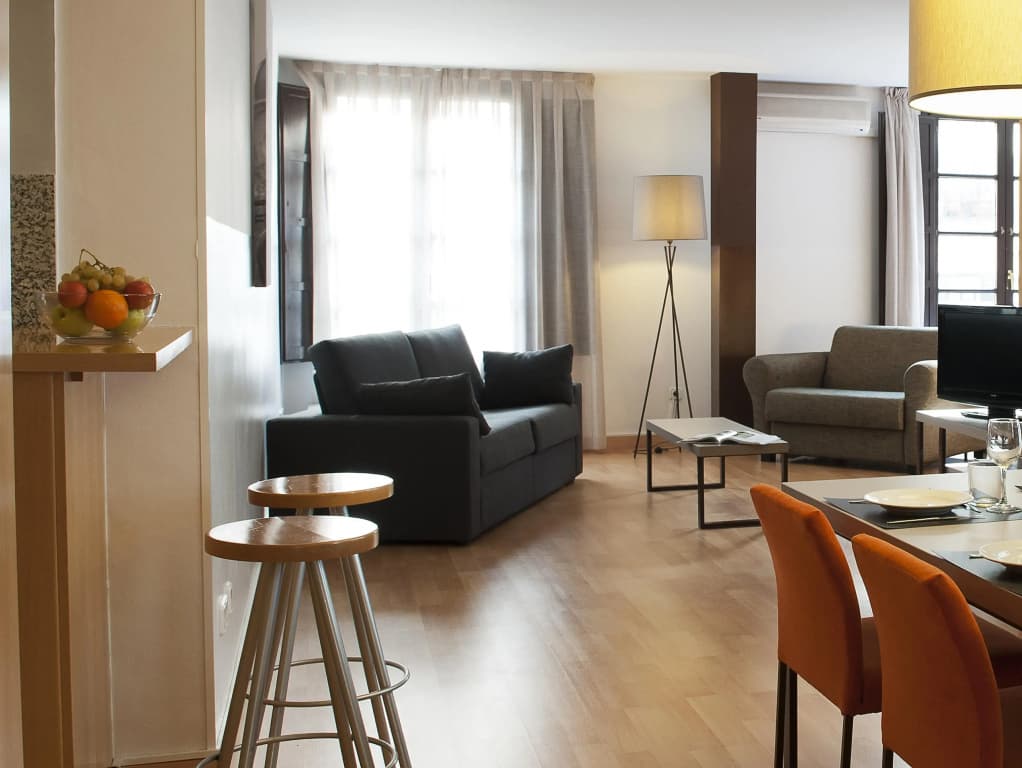 Aspasios Plaza Real Apartments - photo 2
