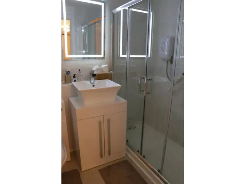 Contemporary Apartment off Queensferry Road - photo 4