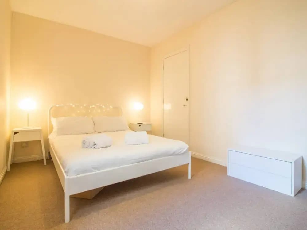 Spacious Canal side Apartment With Free Parking - photo 2