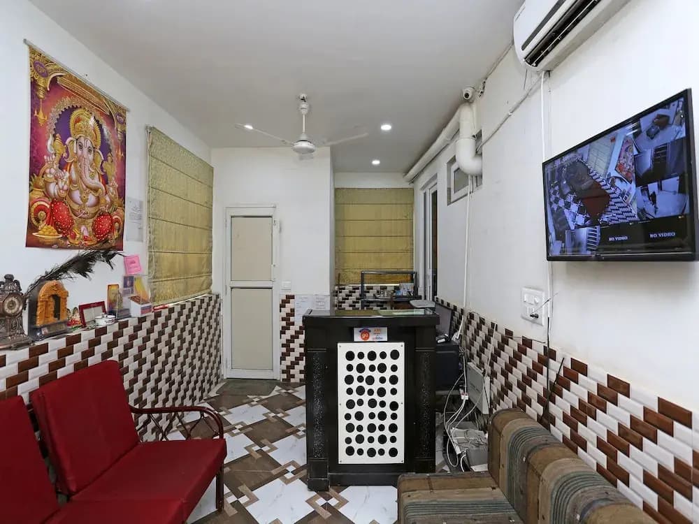 OYO 14389 Diplomat Suites - photo 12