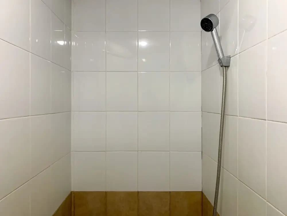 Modern Look And Comfortable 2Br Green Pramuka City Apartment - photo 6