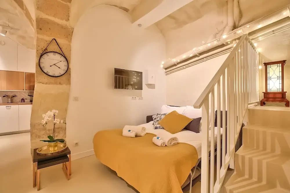 New Stunning 4 Bdrs Apt, With AC – Le Marais - photo 12