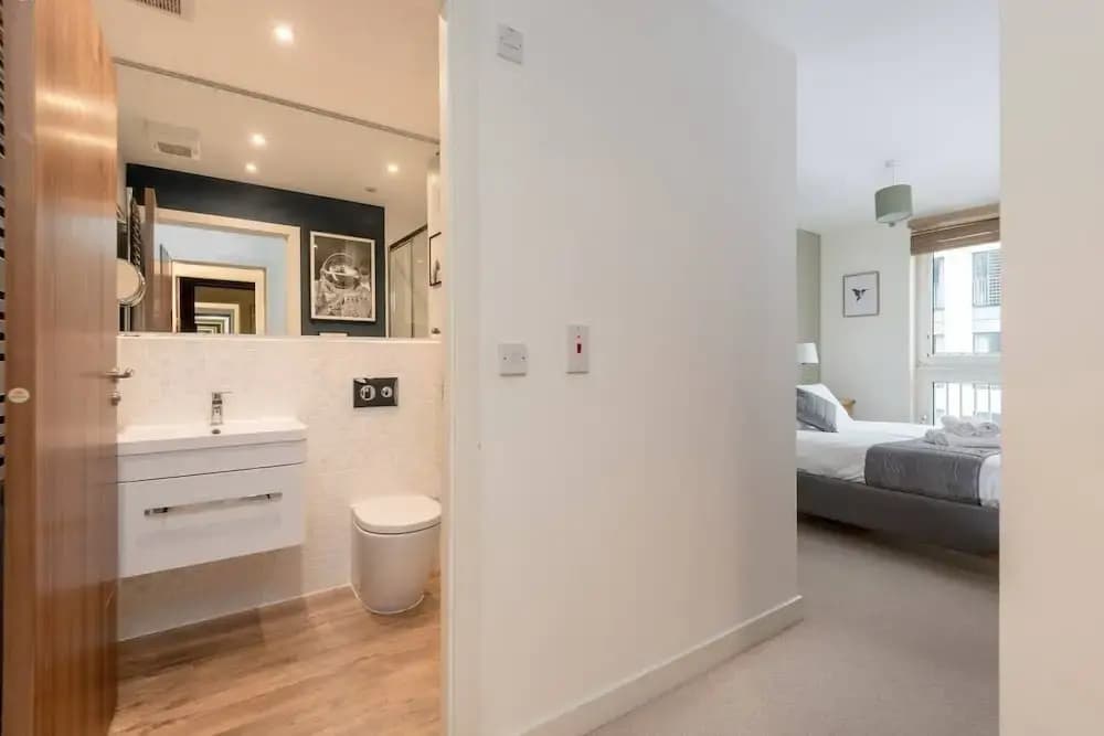 Ultra Stylish 2 Bed/2 Bath with Balcony & Parking - photo 7