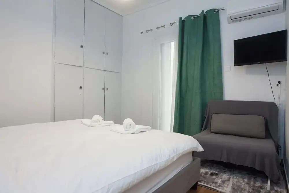 Stylish Renovated 2 Bd Apt in Exarcheia - photo 7