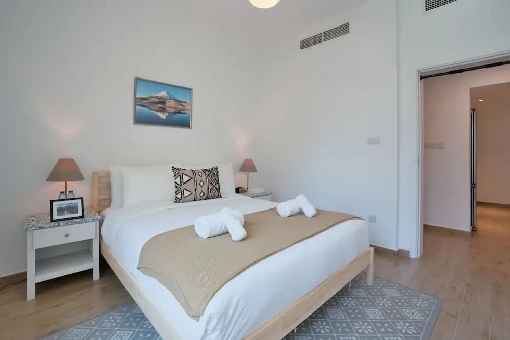 Luxurious Apt with Balcony The Greens Dubai - photo 2