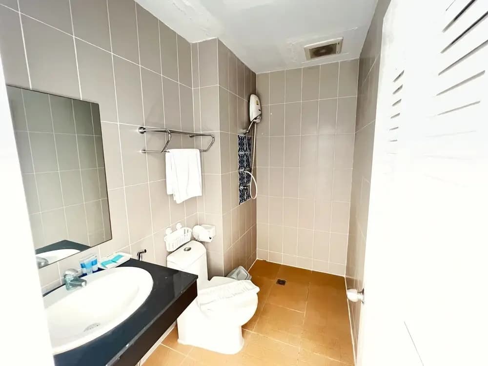 Red Sapphire Hotel - photo 10