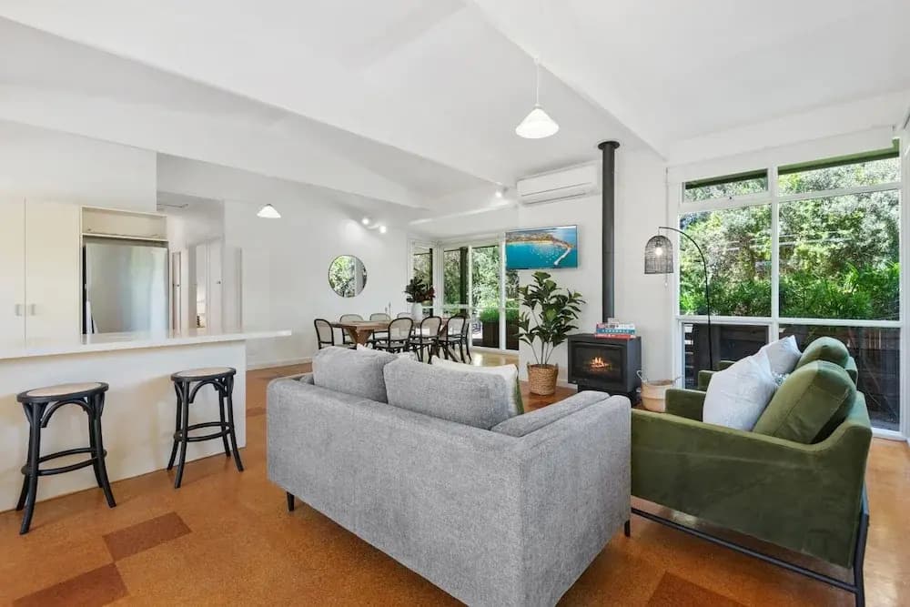 Spacious Coastal 4-bed Steps From the Sand - photo 3